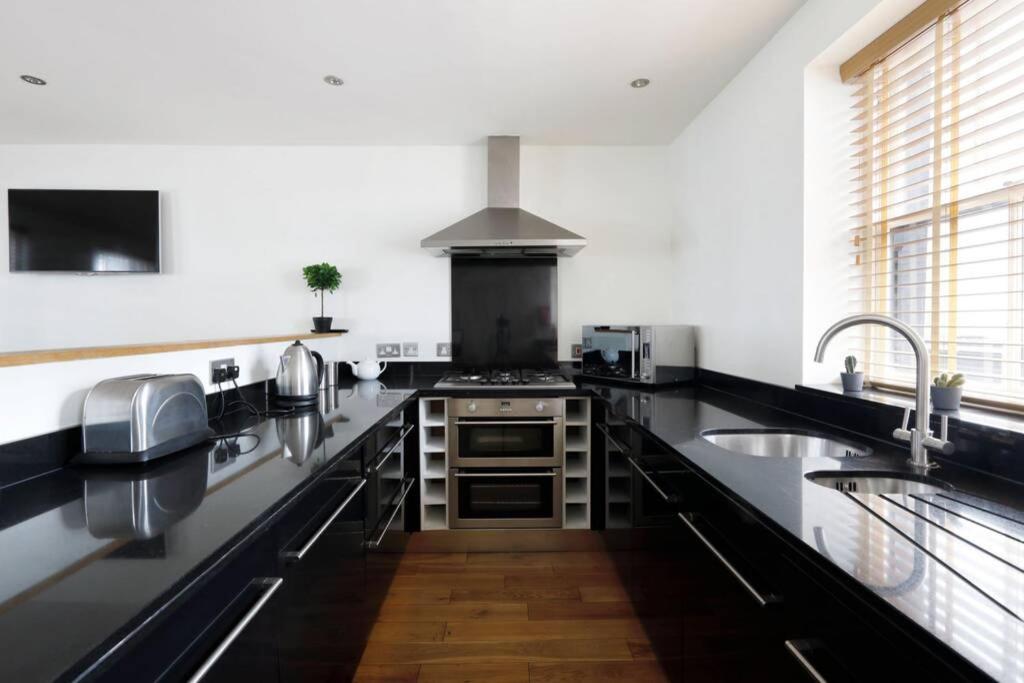 BEAUTIFUL 2 bedroom MEWS HOUSE WITH PARKING BY THE BEACH Hove Buitenkant foto