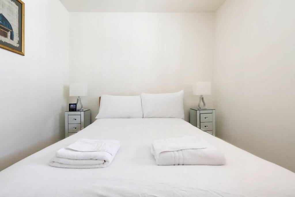 BEAUTIFUL 2 bedroom MEWS HOUSE WITH PARKING BY THE BEACH Hove Buitenkant foto